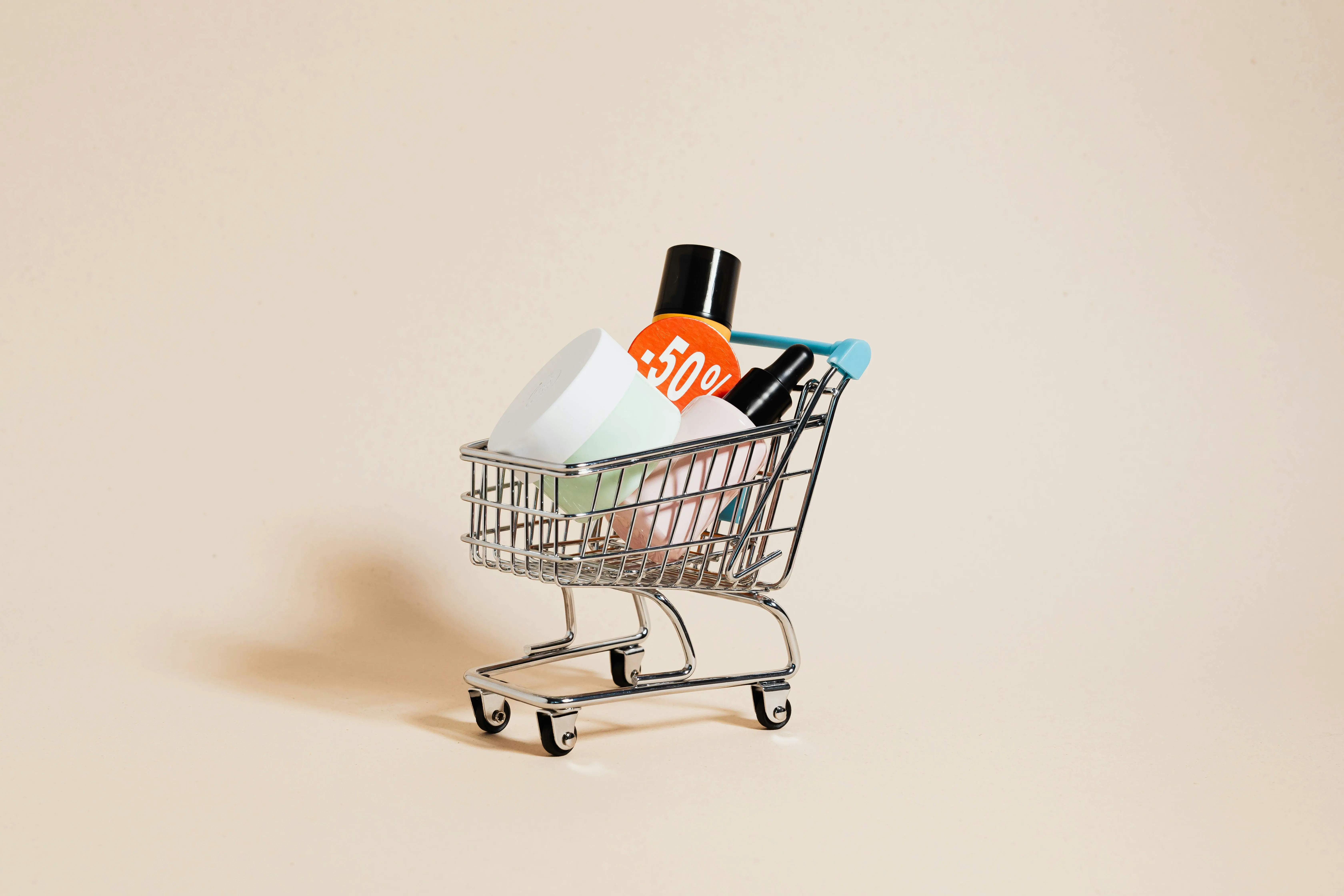 Un caddie avec des produits qui représentent le merchandiser.