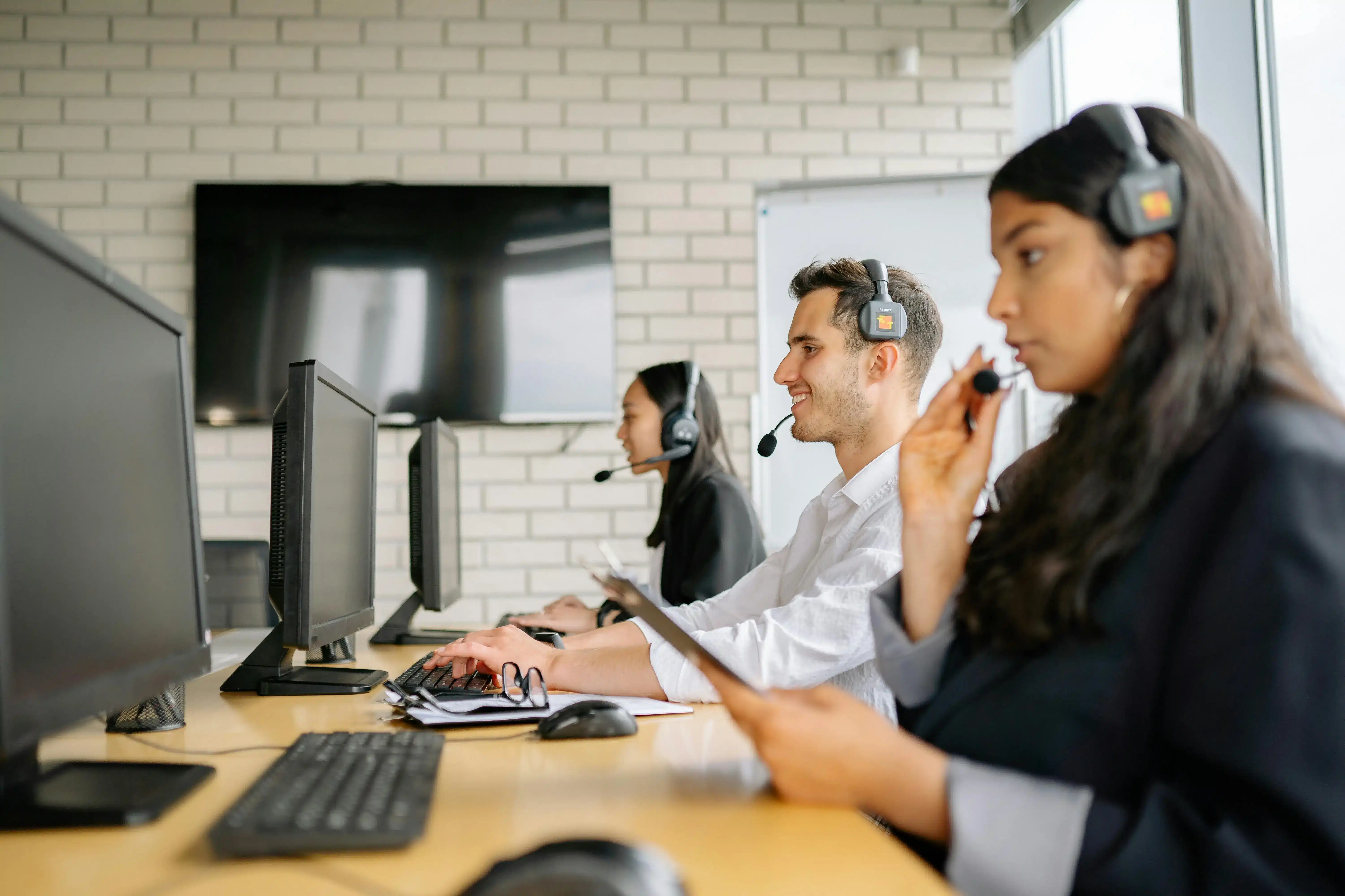 Une équipe commerciale travaille sur des ordinateurs avec des micros 
