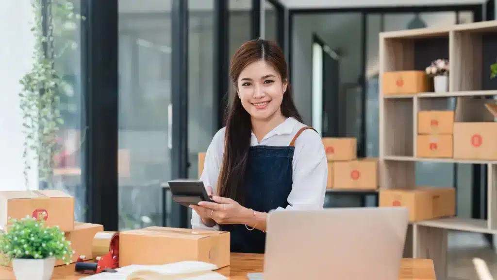 Une femme est responsable e-marketing, elle s'occupe des ventes dans un entrepôt.
