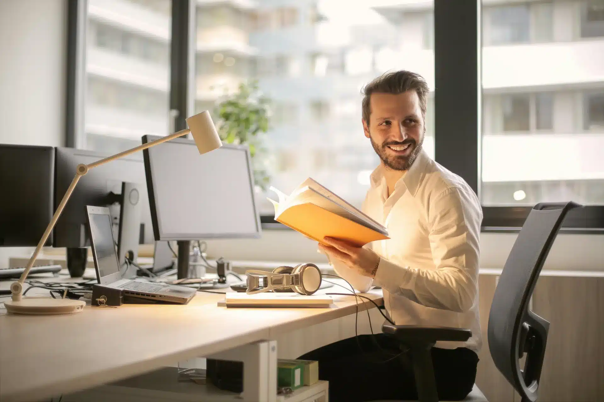 Un homme dans son bureau se questionne sur la formation en PNL