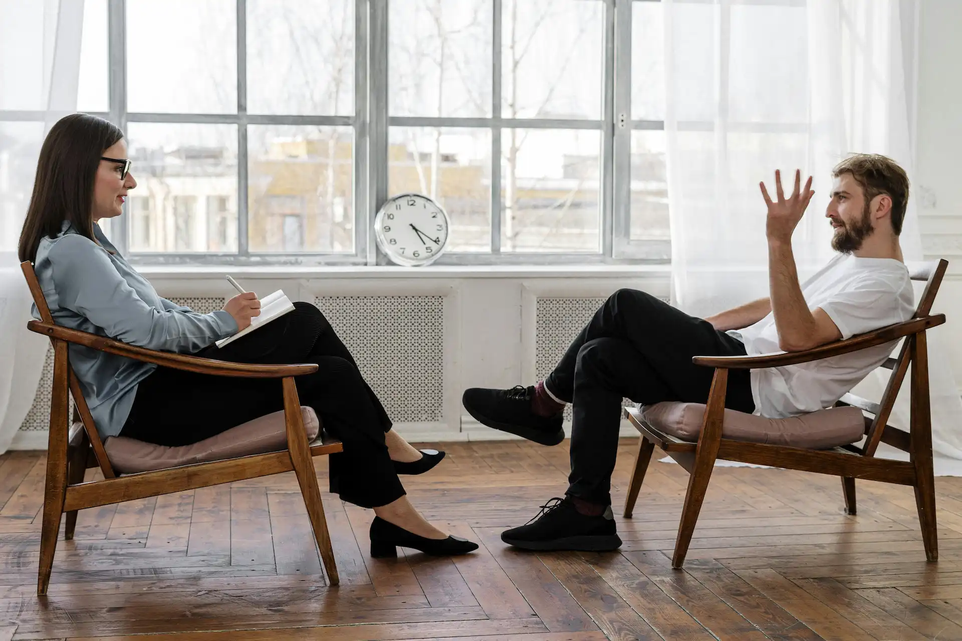 Deux personnes qui discutent pour changer de voie