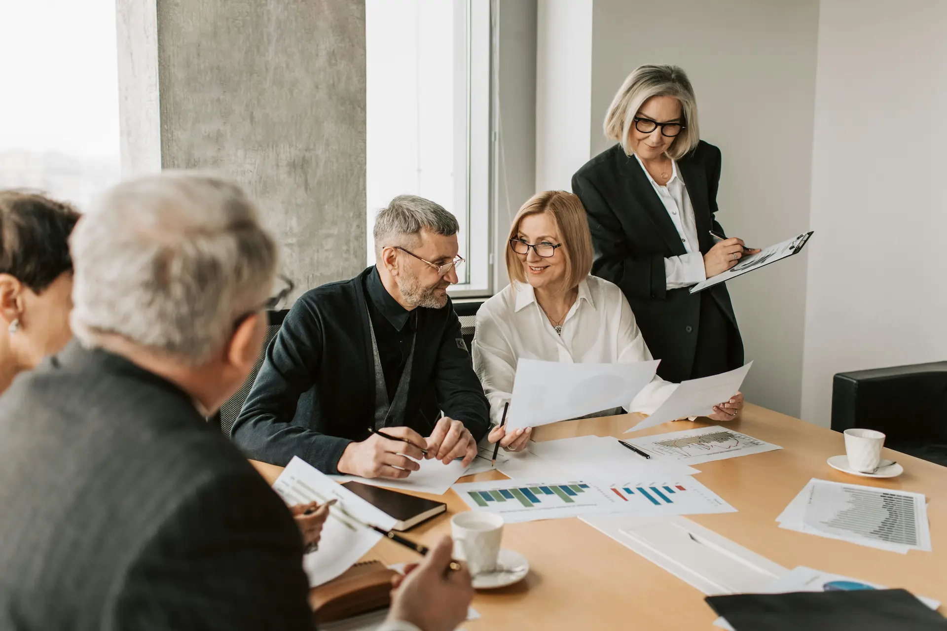 Une équipe travaillant ensemble dans un environnement de travail sain